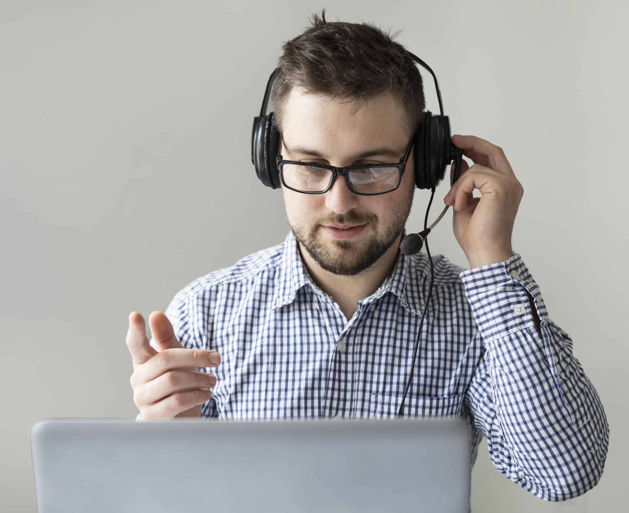 portrait-employee-with-headset-min